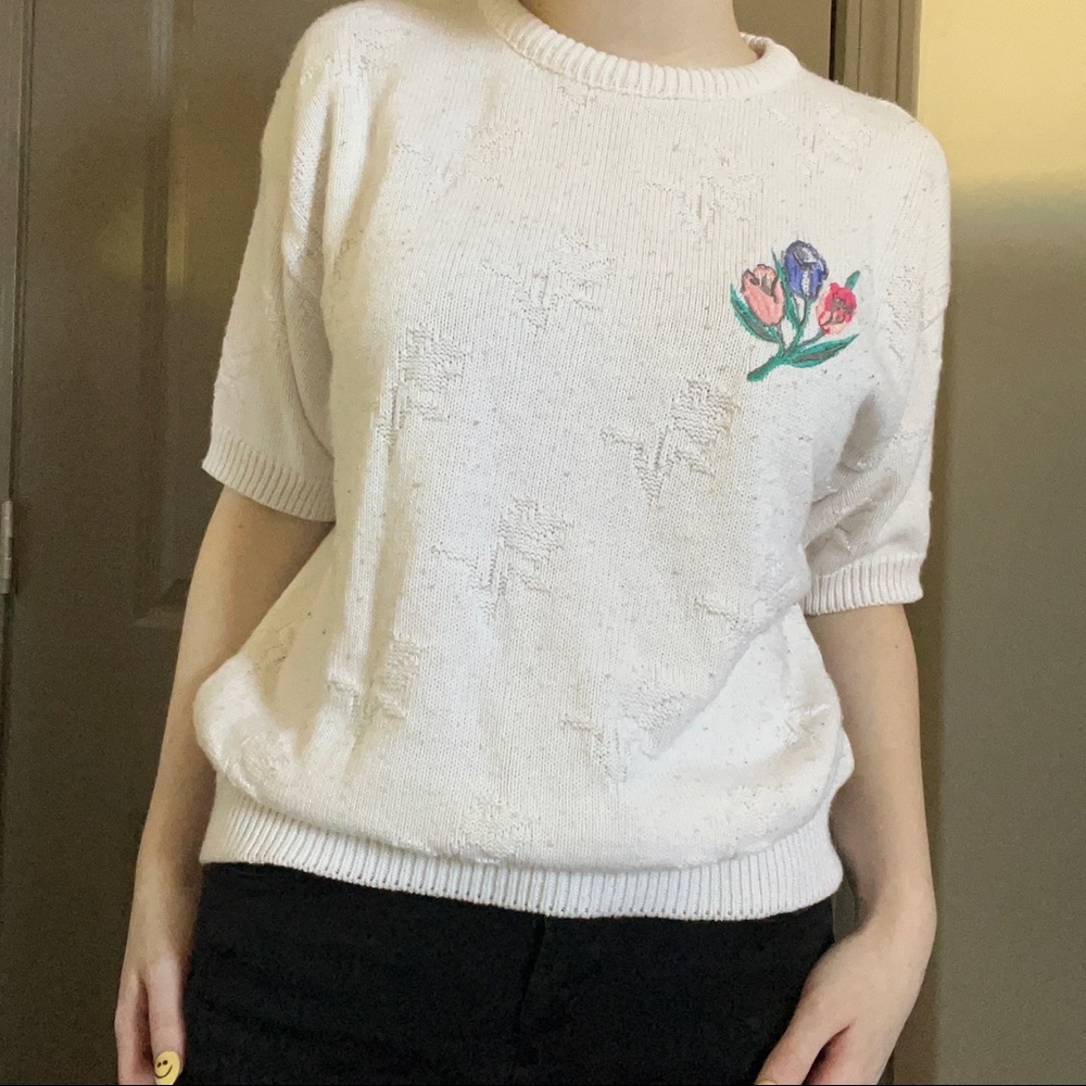 White short sleeve knit sweater with flower pattern and embroidery